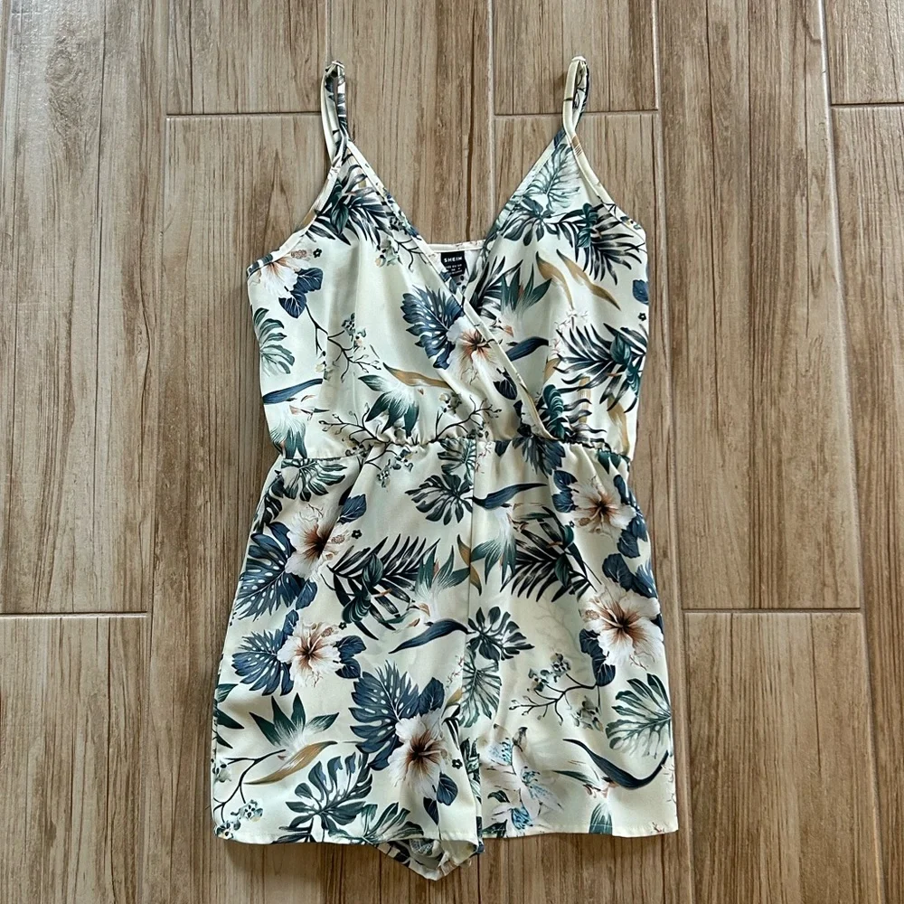 Floral print beige cami romper Size S EUC